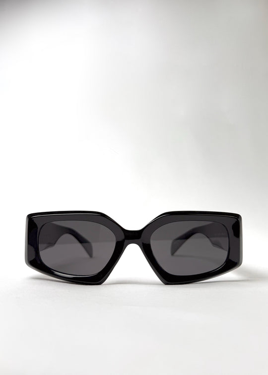 Front view of Bellatrix black acetate sunglasses with oversized high-gloss frame and UV400 polarized lenses.