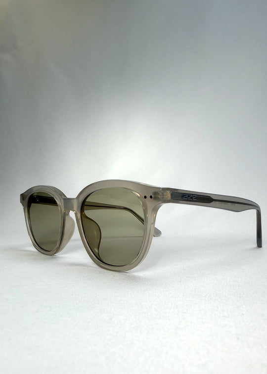 Front angle view of Elvor sunglasses in Glacier Smoke, blending frosted acetate with tea-tinted lenses for modern clarity.