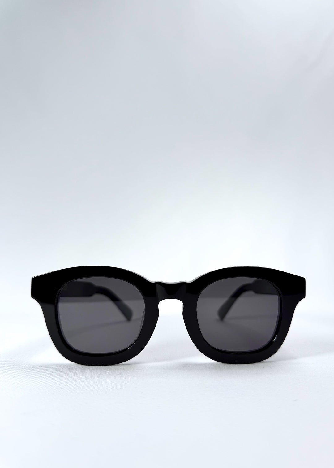 Front view of Phantom Verge in Obsidian Black showing its bold round silhouette and dark polarized lenses.