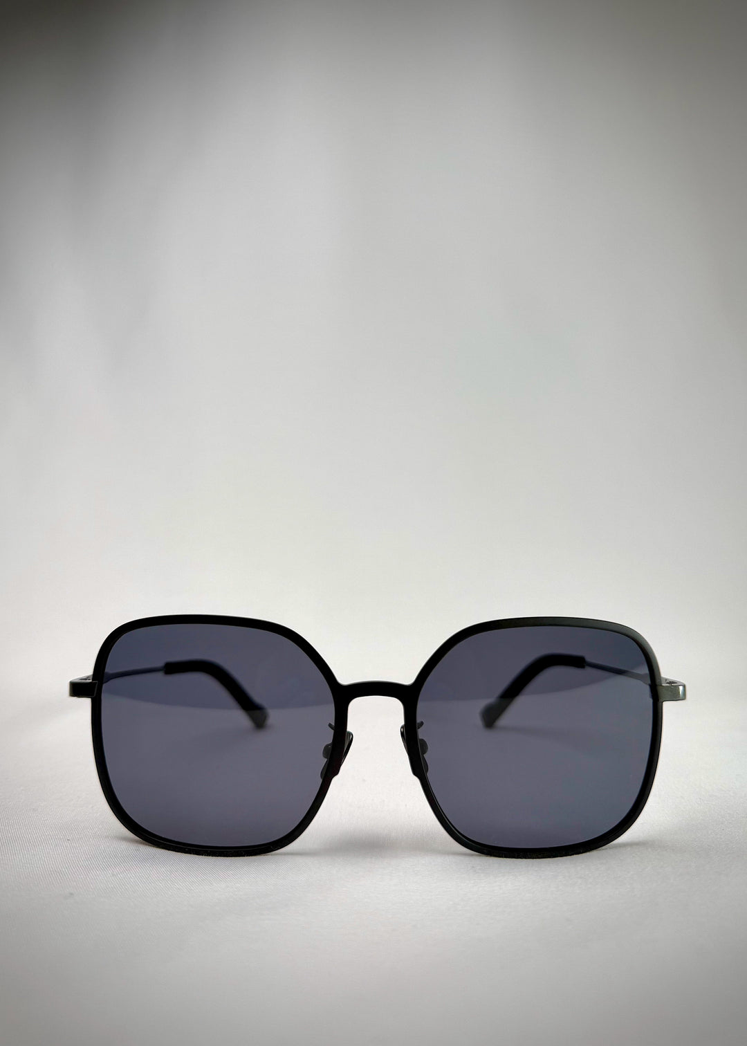Front view of Spica Black titanium sunglasses – Sleek, modern, and lightweight with UV400 polarized lenses for superior sun protection.