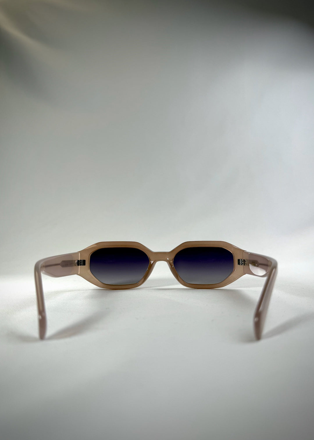 Castor Champagne sunglasses – back view showcasing geometric acetate frame with gradient blue lenses. 
