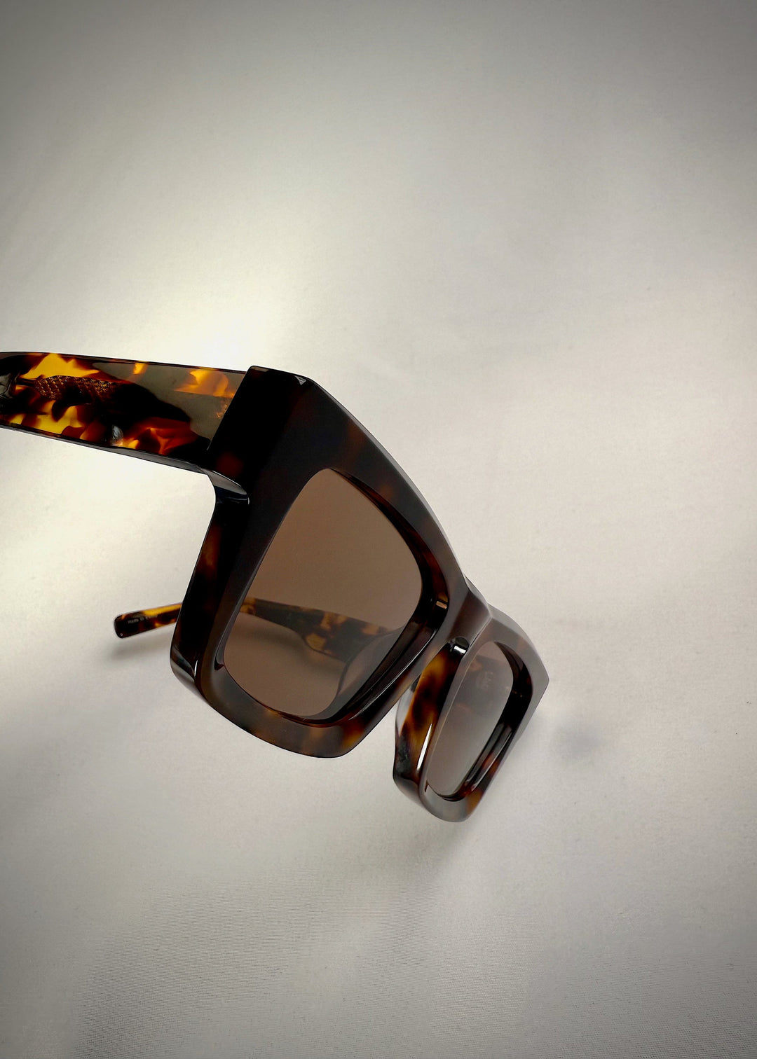 Side-angle view of Fomalhaut tortoiseshell acetate prescription sunglasses, showing the lens shape and temple profile. 
