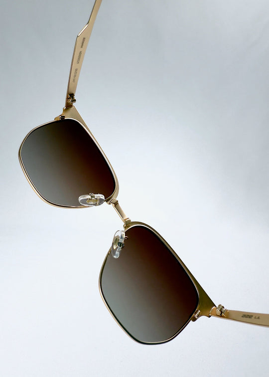 Detailed view of the gradient brown polarized lenses on Altessa - Antique Brass with golden rim outline. 