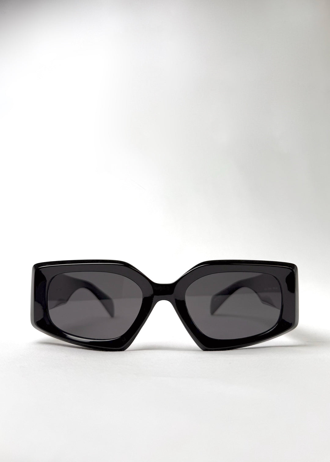 Front view of Bellatrix black acetate sunglasses with oversized high-gloss frame and UV400 polarized lenses. 