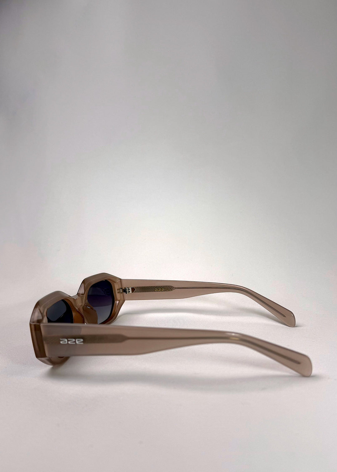 Side view of Castor Champagne sunglasses, highlighting the acetate frame and polarized lenses for glare reduction. 