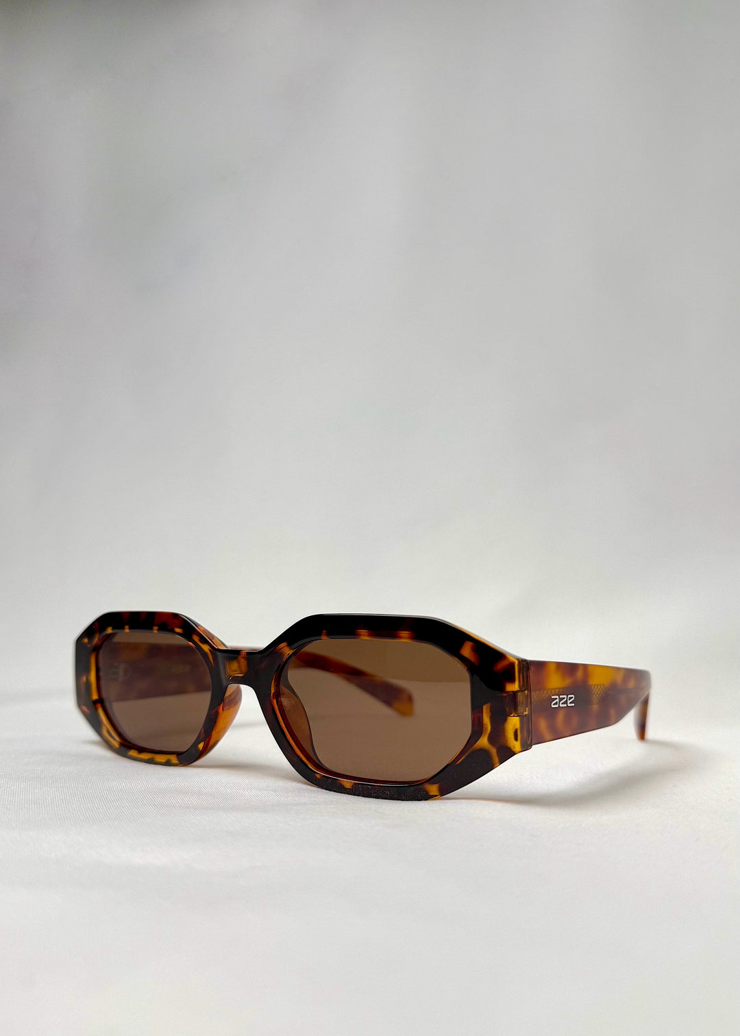 Angled close-up of Castor - Tortoiseshell, capturing the elegant tortoiseshell pattern and polished finish. 