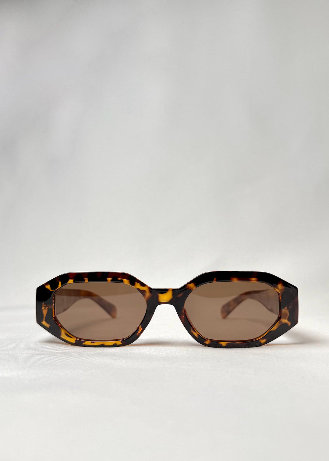 Front view of Castor - Tortoiseshell acetate prescription sunglasses, showcasing its vintage-inspired rounded frame. 