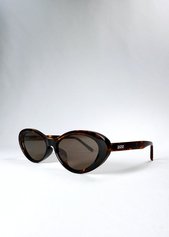 Angled front view of the Dagger – Ember Fade sunglasses highlighting the warm gradient tones and lens curve. 