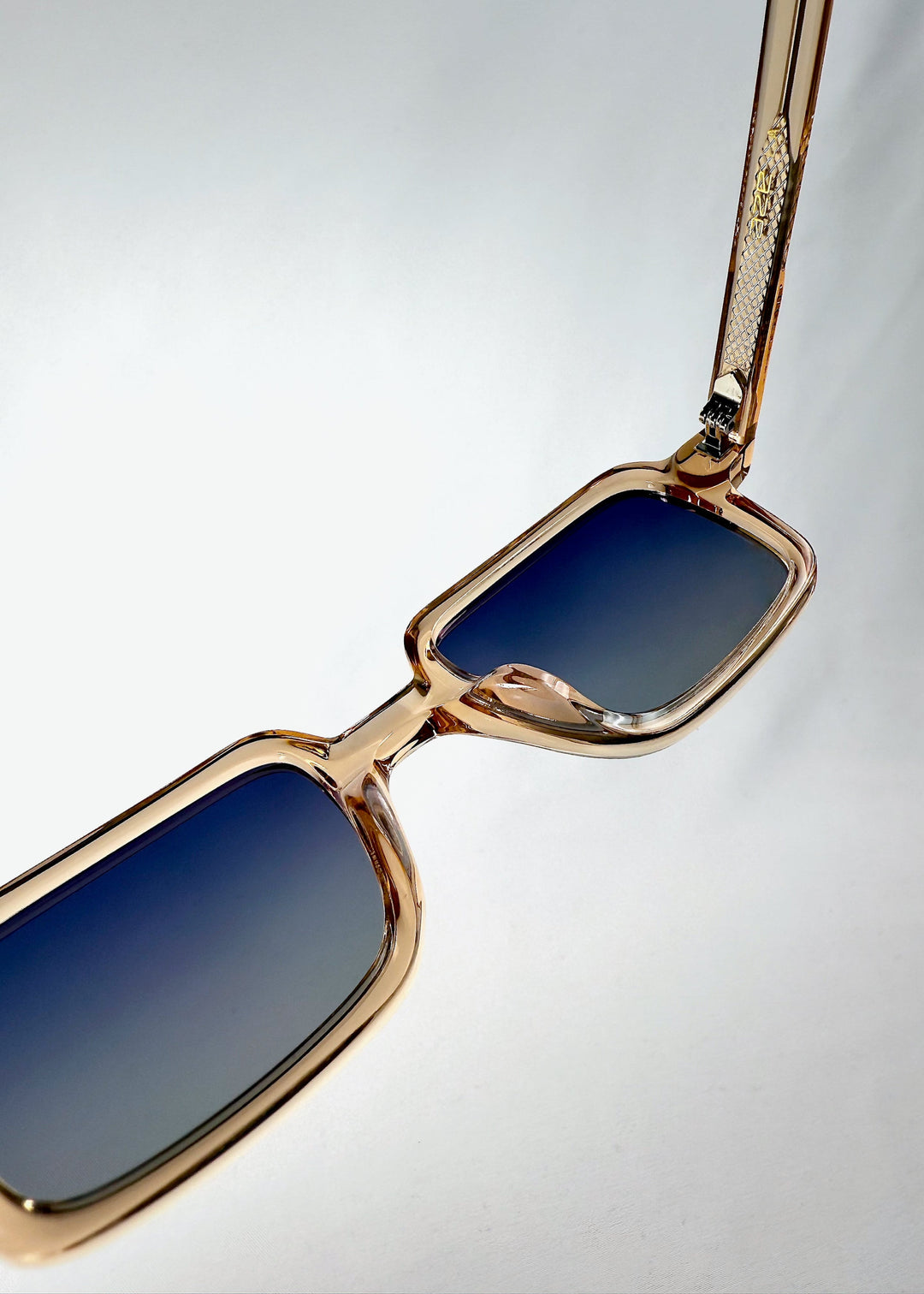Close-up of the frame corner and lens surface of Draxen - Amber Frost, highlighting craftsmanship and curve. 