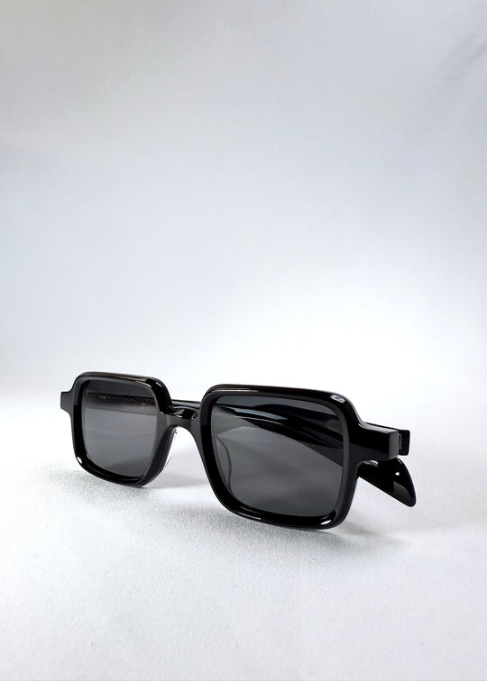 Angled front frame view of Draxen in Obsidian Black showing lens depth and clean lines. 
