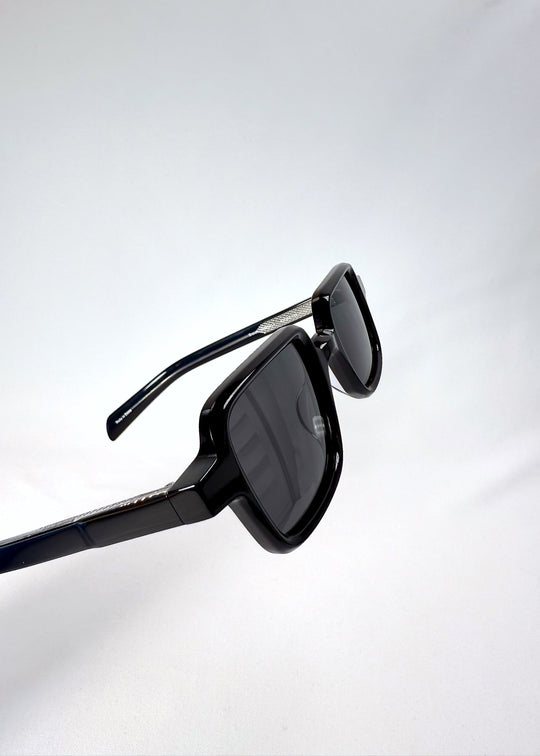 Close-up of the Draxen frame in Obsidian Black, highlighting the hinge construction and glossy acetate finish. 