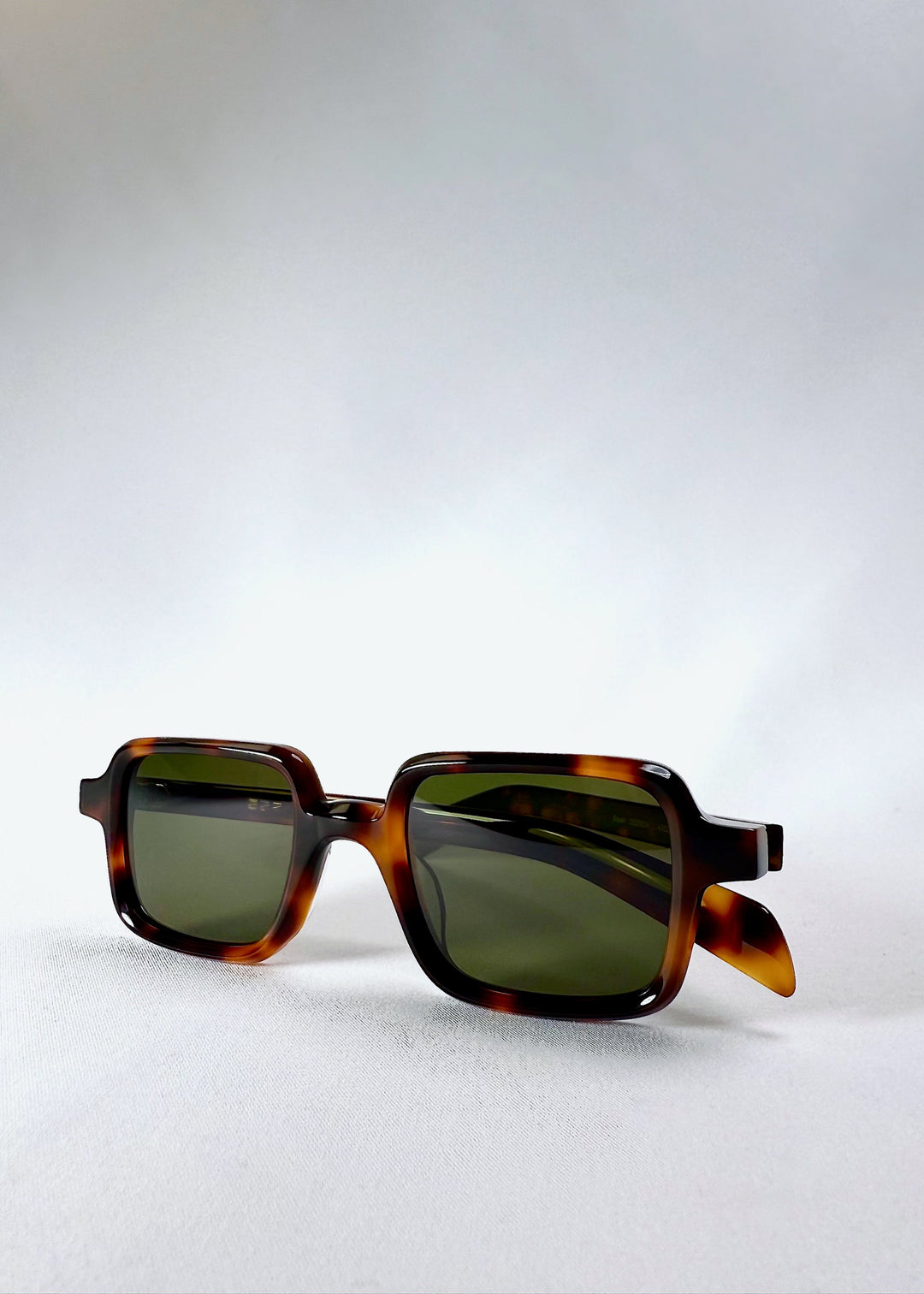 Diagonal front angle of Draxen in tortoiseshell, highlighting the frame thickness and modern-retro balance. 