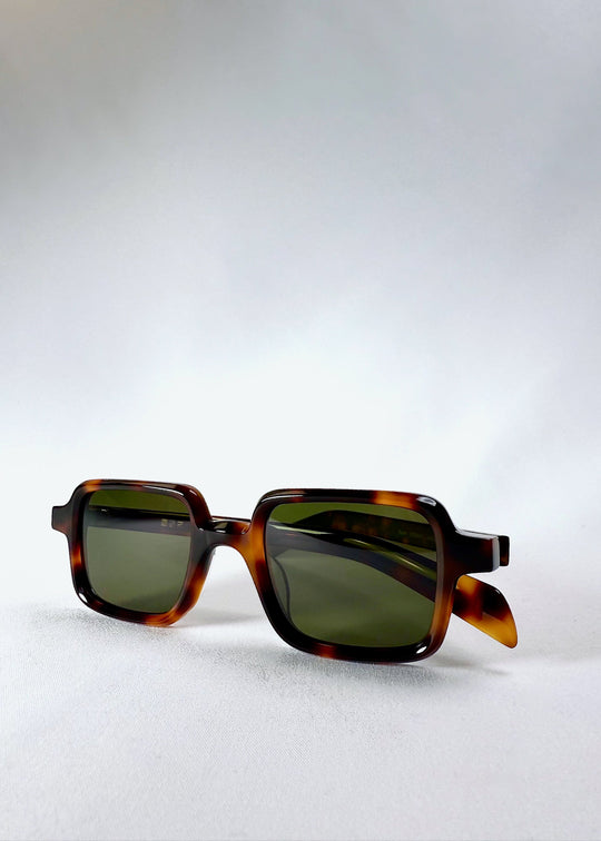 Diagonal front angle of Draxen in tortoiseshell, highlighting the frame thickness and modern-retro balance. 