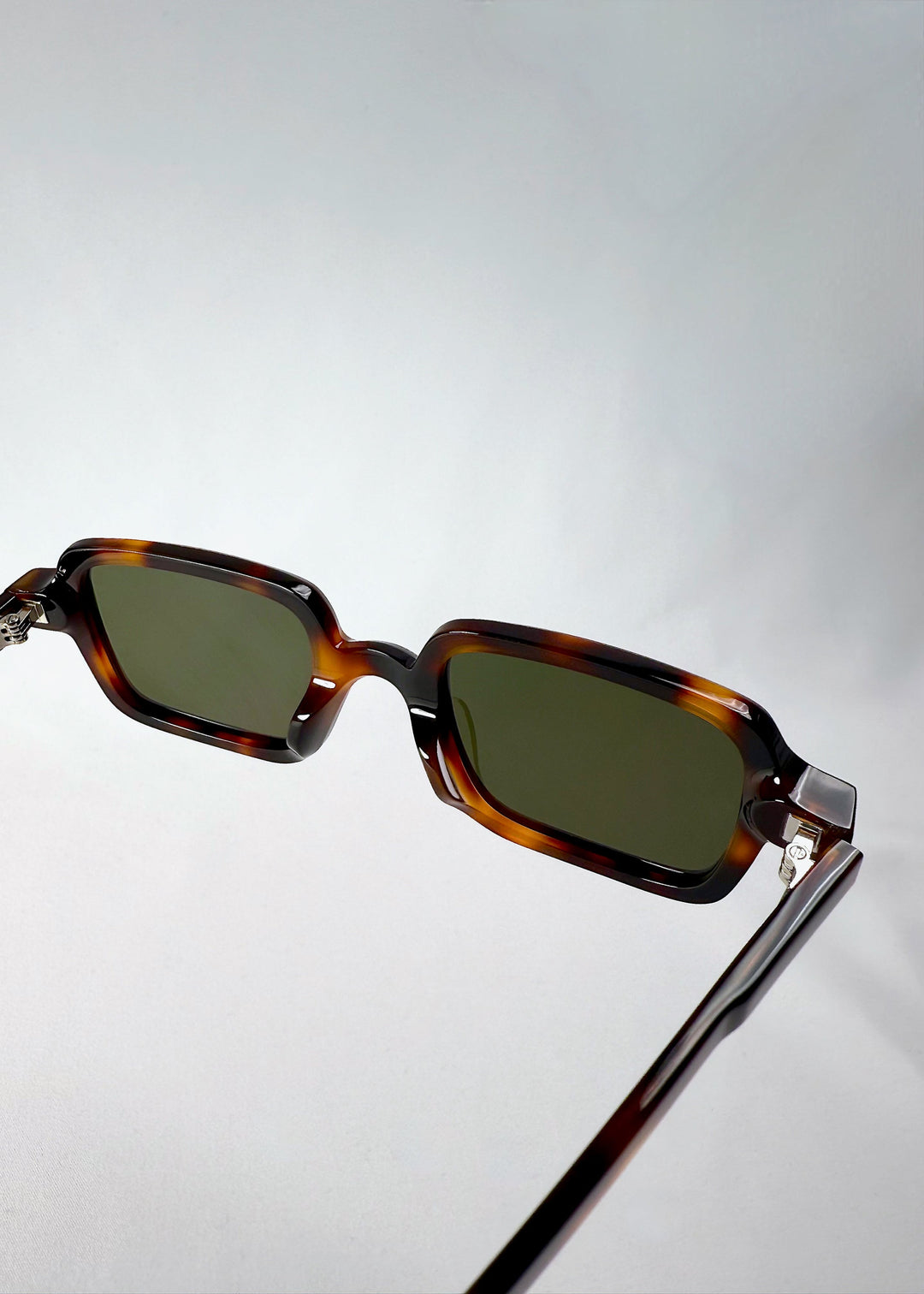 Close-up of the inner frame and hinges of Draxen sunglasses in tortoise, showing detailed acetate finishing and joint work. 
