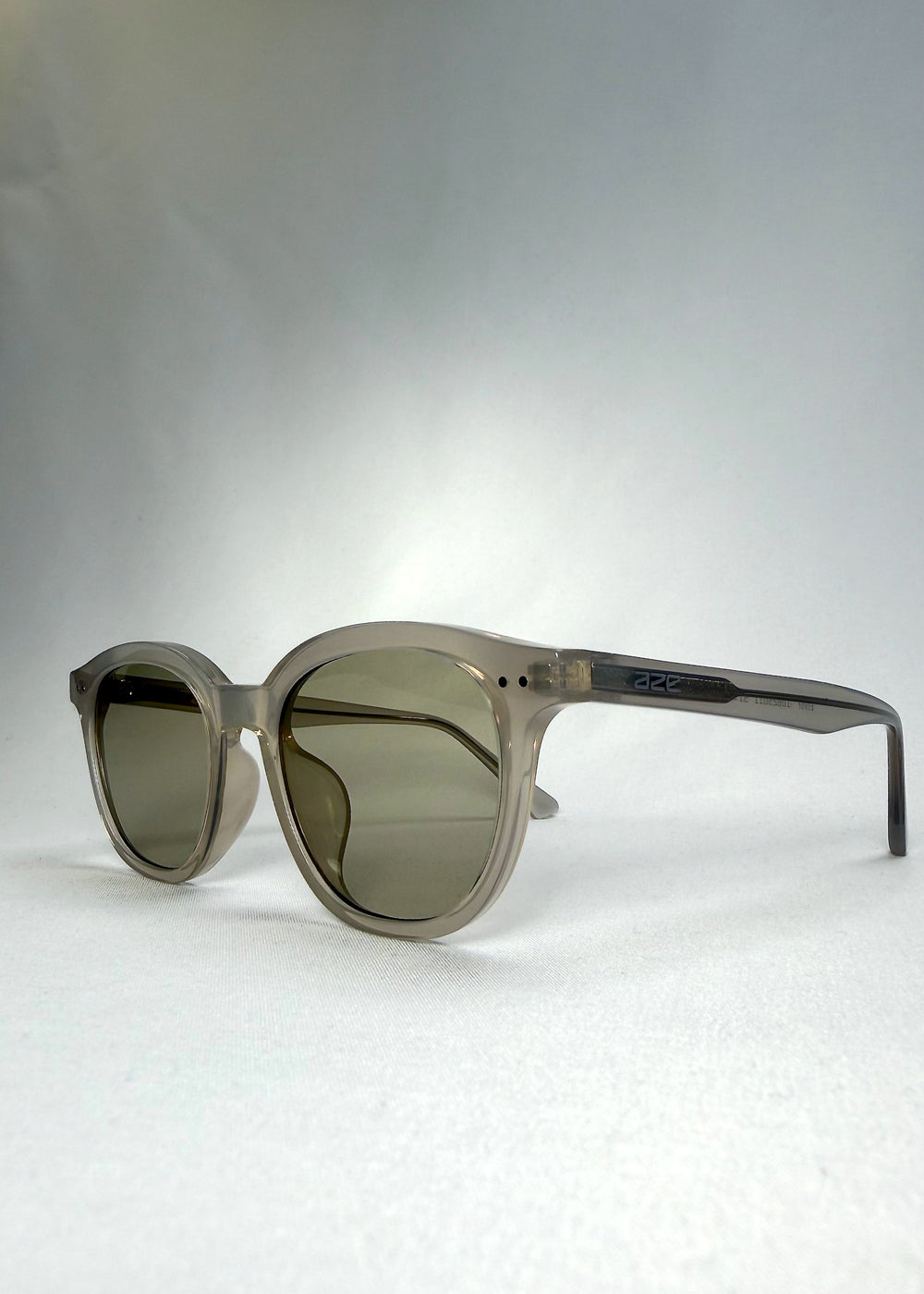 Front angle view of Elvor sunglasses in Glacier Smoke, blending frosted acetate with tea-tinted lenses for modern clarity.