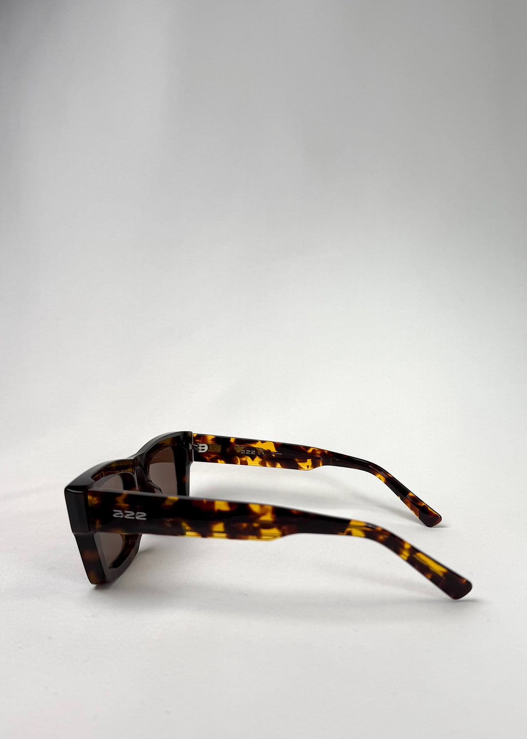 Side view of Fomalhaut tortoiseshell acetate sunglasses, showing the full temple length and hinge placement. 