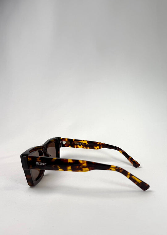 Side view of Fomalhaut tortoiseshell acetate sunglasses, showing the full temple length and hinge placement. 