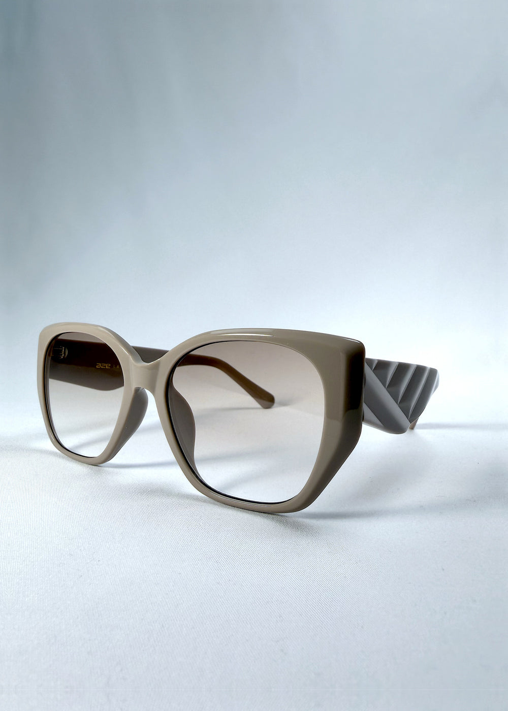 Three-quarter front view of Marlowe sunglasses in Mauve Mist, featuring a sculpted translucent mauve acetate frame and soft gradient lenses, showing the frame shape and temple profile.