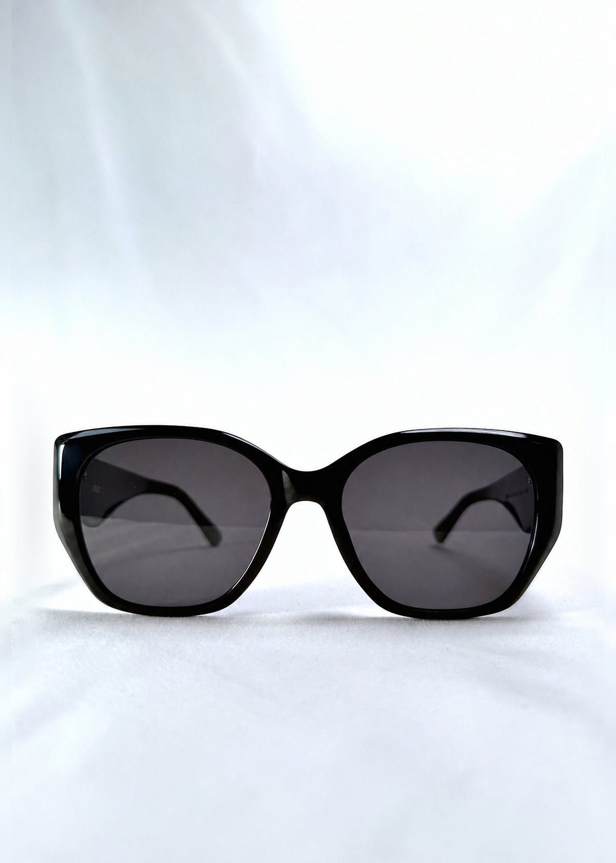Front view of Marlowe sunglasses in Obsidian Black, featuring glossy black acetate frame and dark lenses, showing the full front silhouette.