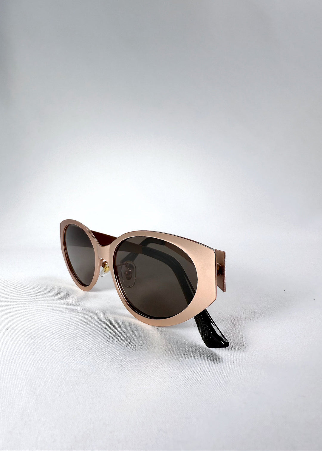 Close-up of the gradient tea lenses and lens-edge finish on Nyx sunglasses in Mocha Dusk. 