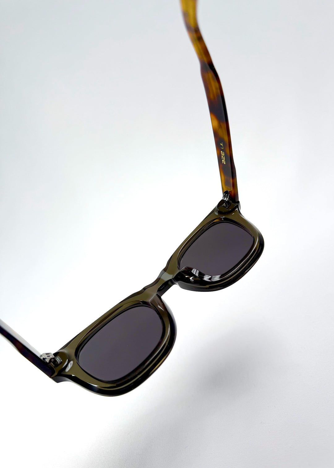 Close-up of the lenses and frame of Phantom Verge in Ash Tortoise, showing lens clarity and acetate depth. 