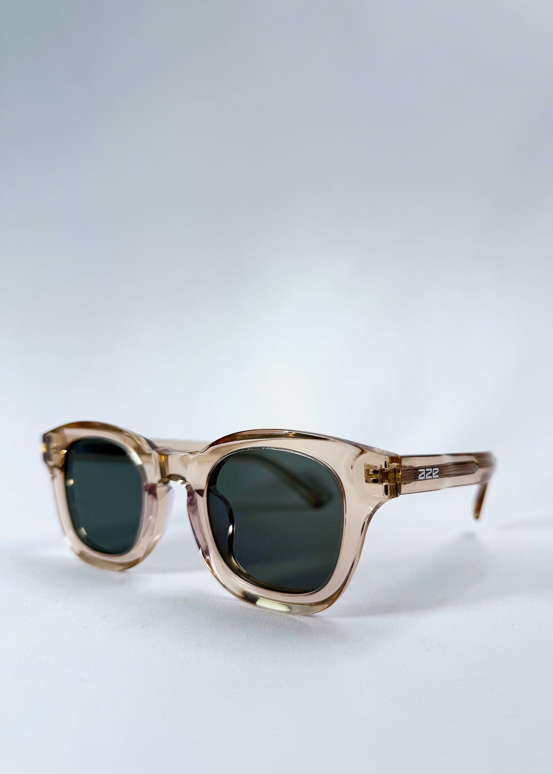 Angled front view of Phantom Verge in Champagne Moss, highlighting the creamy translucent acetate and vintage-inspired silhouette. 