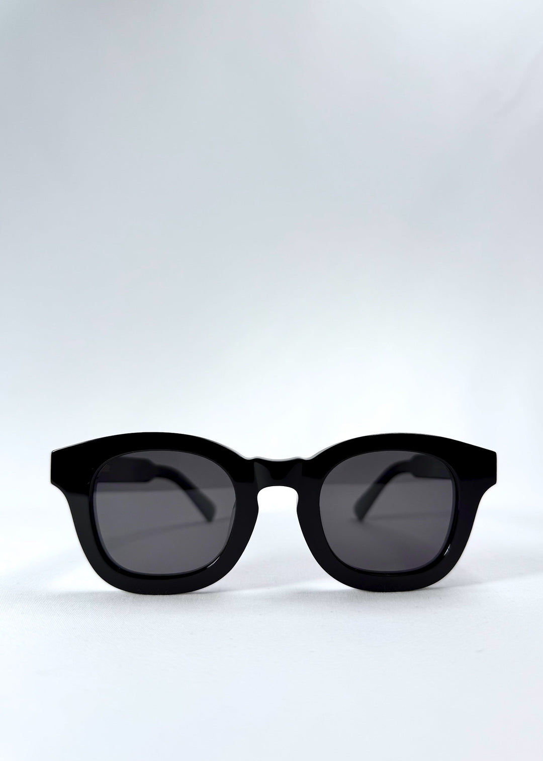 Front view of Phantom Verge in Obsidian Black showing its bold round silhouette and dark polarized lenses. 