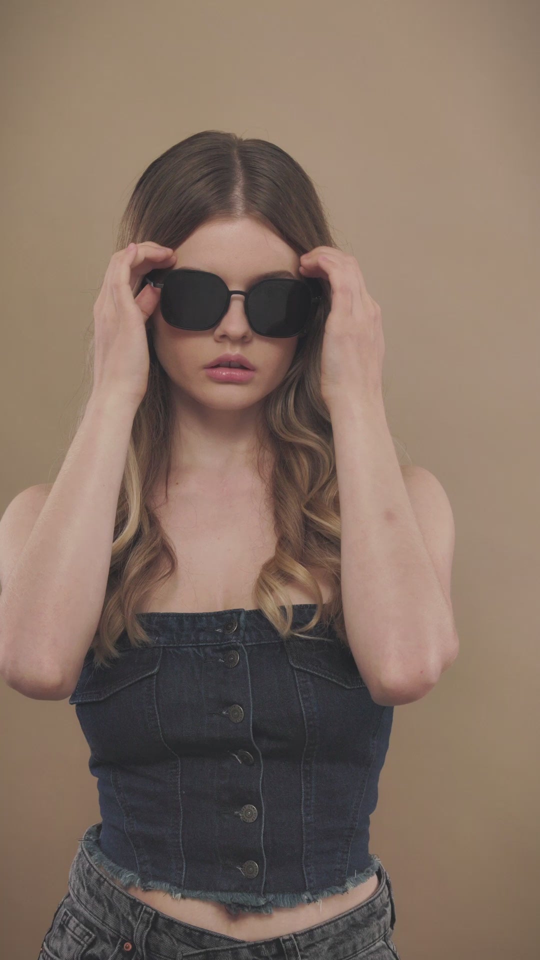 Lifestyle video of a female model wearing Spica sunglasses in Black. 