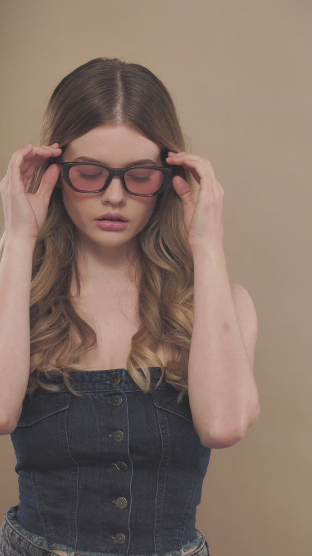 Lifestyle video of a female model wearing Mirach sunglasses in Transparent Gray. 