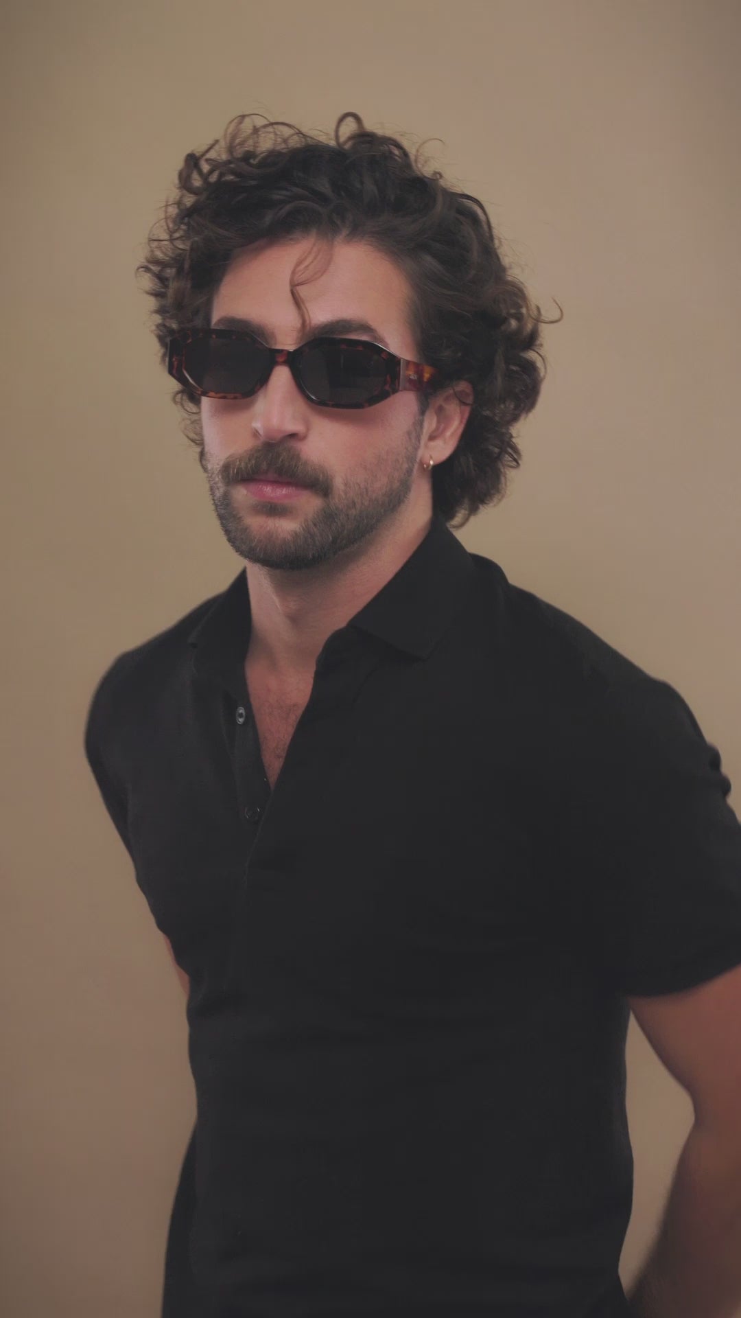 Video of a male model wearing Castor - Tortoiseshell, showcasing its bold yet sophisticated aesthetic. 