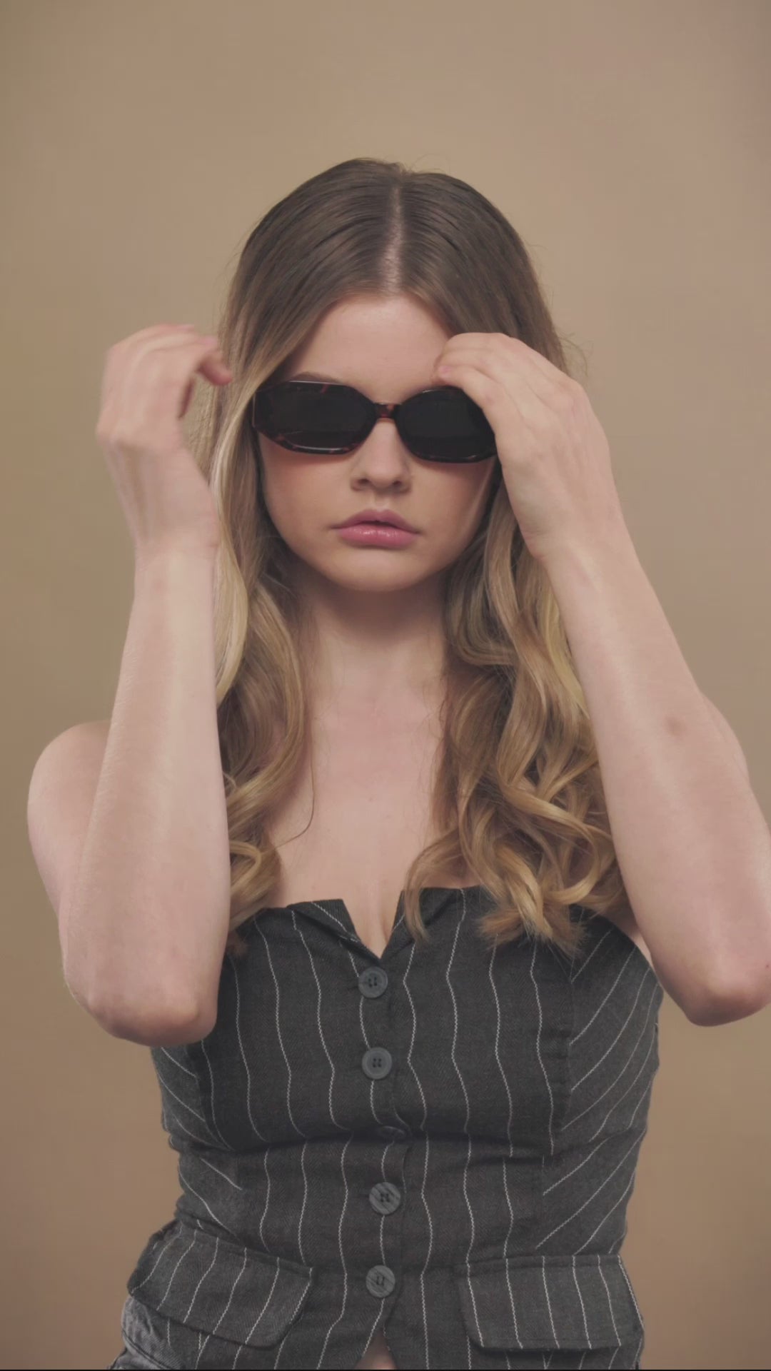 Female model wearing Castor - Tortoiseshell, exuding effortless vintage charm with a modern twist. 