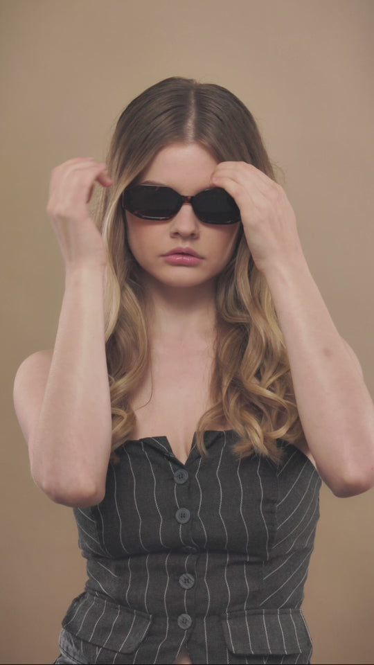 Female model wearing Castor - Tortoiseshell, exuding effortless vintage charm with a modern twist. 