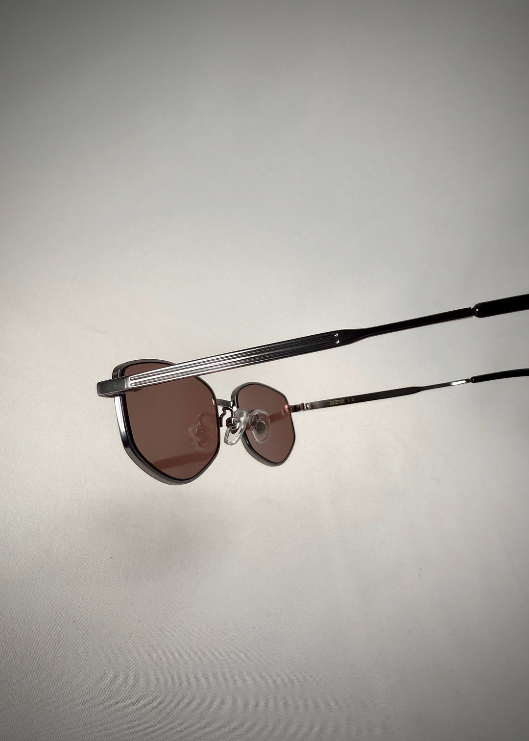 Close-up of Sirius B Gunmetal Amber temple – Premium stainless steel design with refined detailing. 