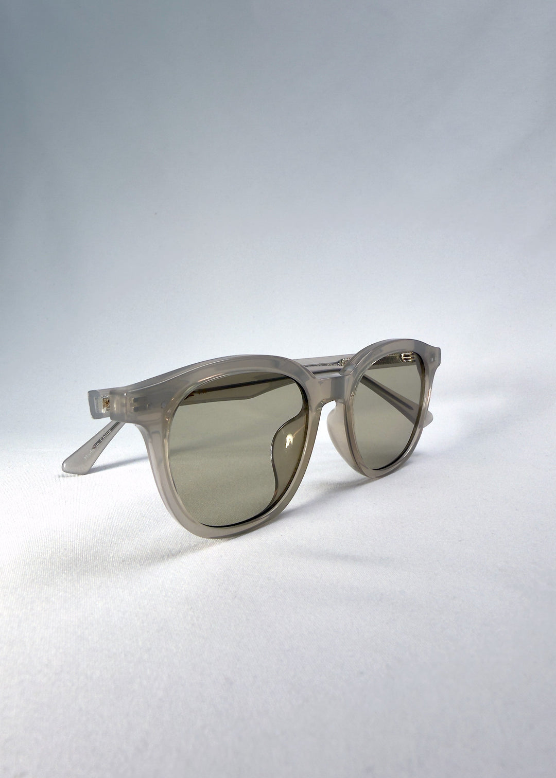 Close-up of the Elvor frame in Glacier Smoke, highlighting the frosted acetate texture and lens tint. 