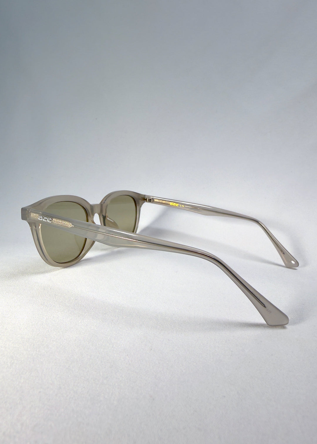 Side-temple view of Elvor sunglasses in Glacier Smoke. The frosted acetate arms flow smoothly for lightweight comfort. 
