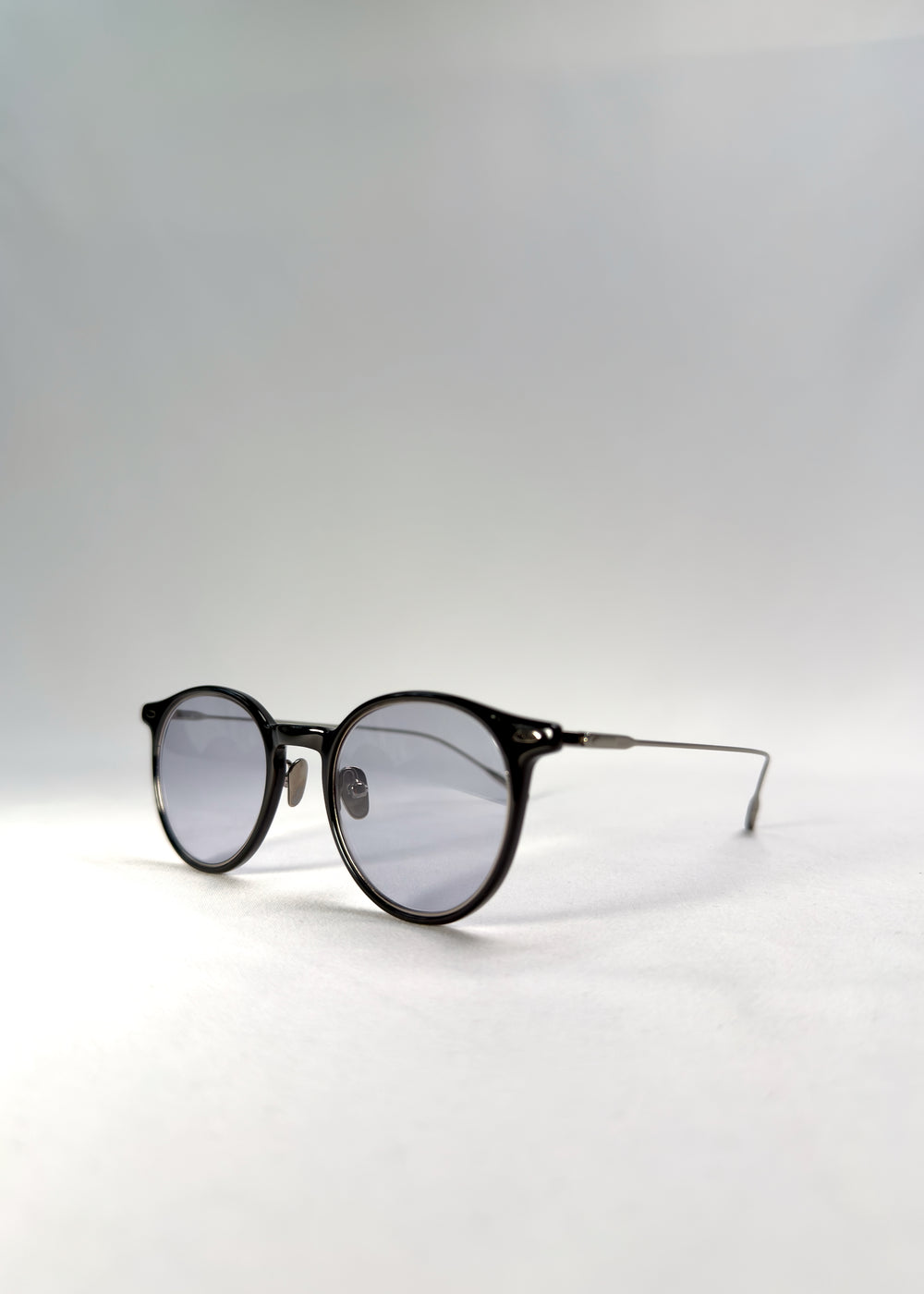 Front-angle view of Lunor Drift Softint sunglasses in Onyx Fade featuring gradient black-silver frame and smoke Softint lenses.