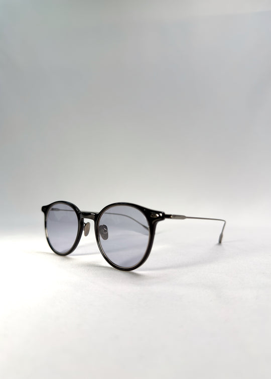 Front-angle view of Lunor Drift Softint sunglasses in Onyx Fade featuring gradient black-silver frame and smoke Softint lenses.