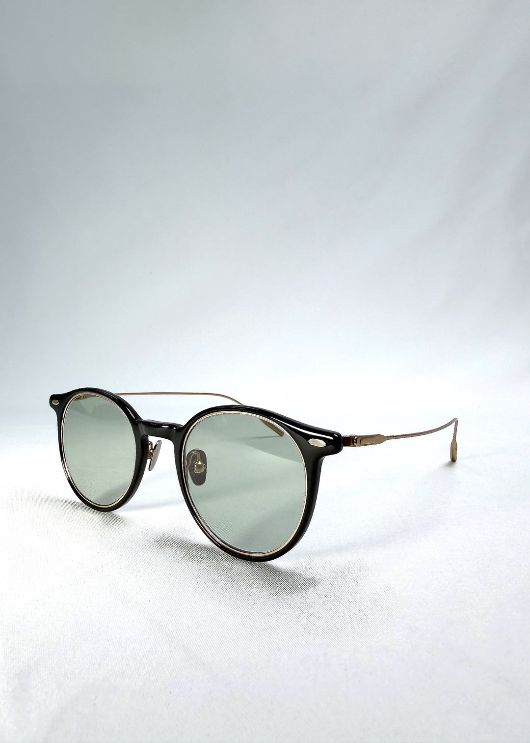Front-angle view of Lunor Drift Softint sunglasses in Shadow Gleam highlighting brown-gold contrast and green-grey Softint lenses. 