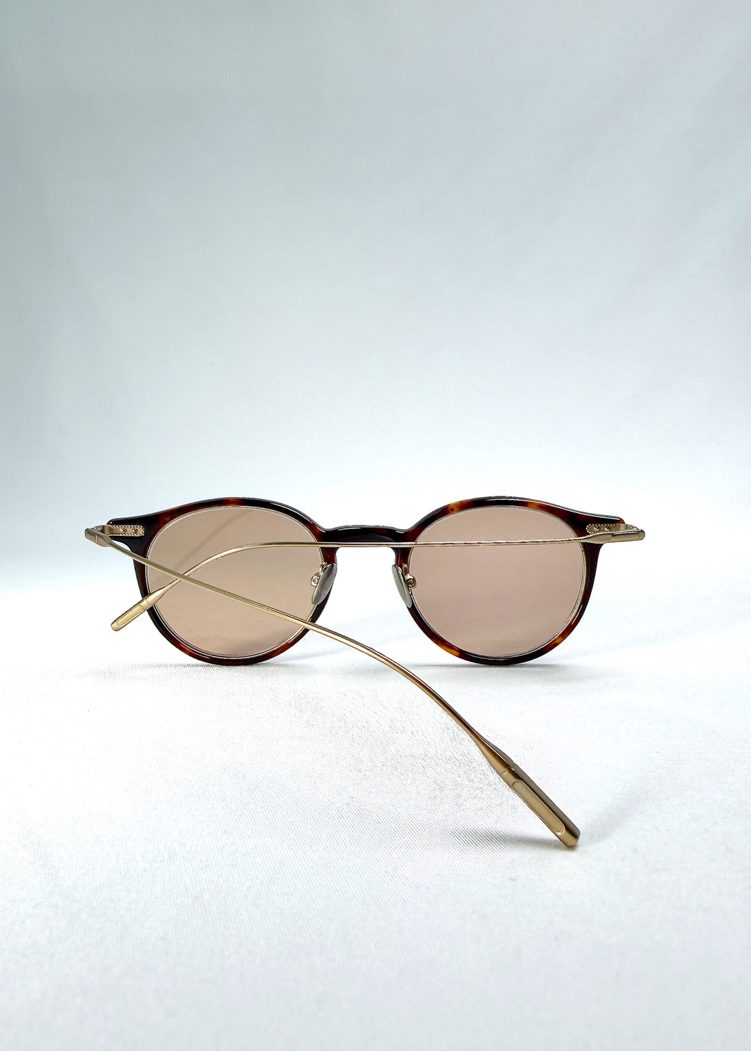 Back-angle view of Lunor Drift Softint sunglasses in Umber Fade displaying hybrid construction and elegant gold temple lines.