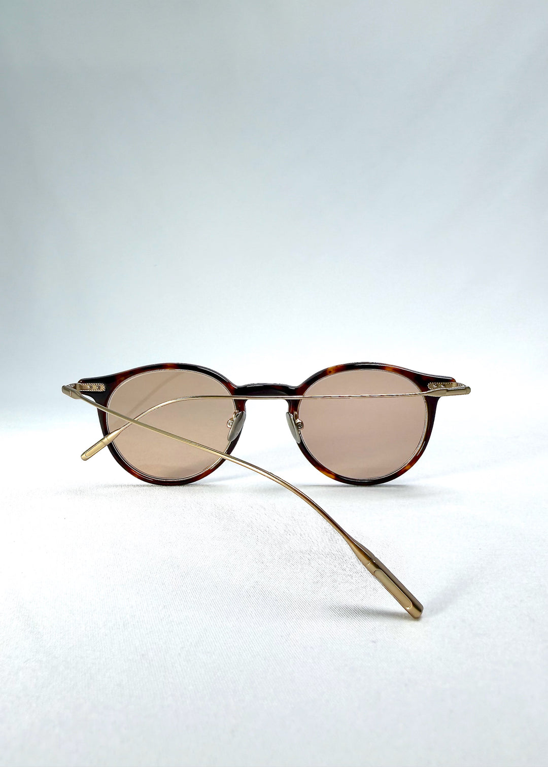 Back-angle view of Lunor Drift Softint sunglasses in Umber Fade displaying hybrid construction and elegant gold temple lines. 