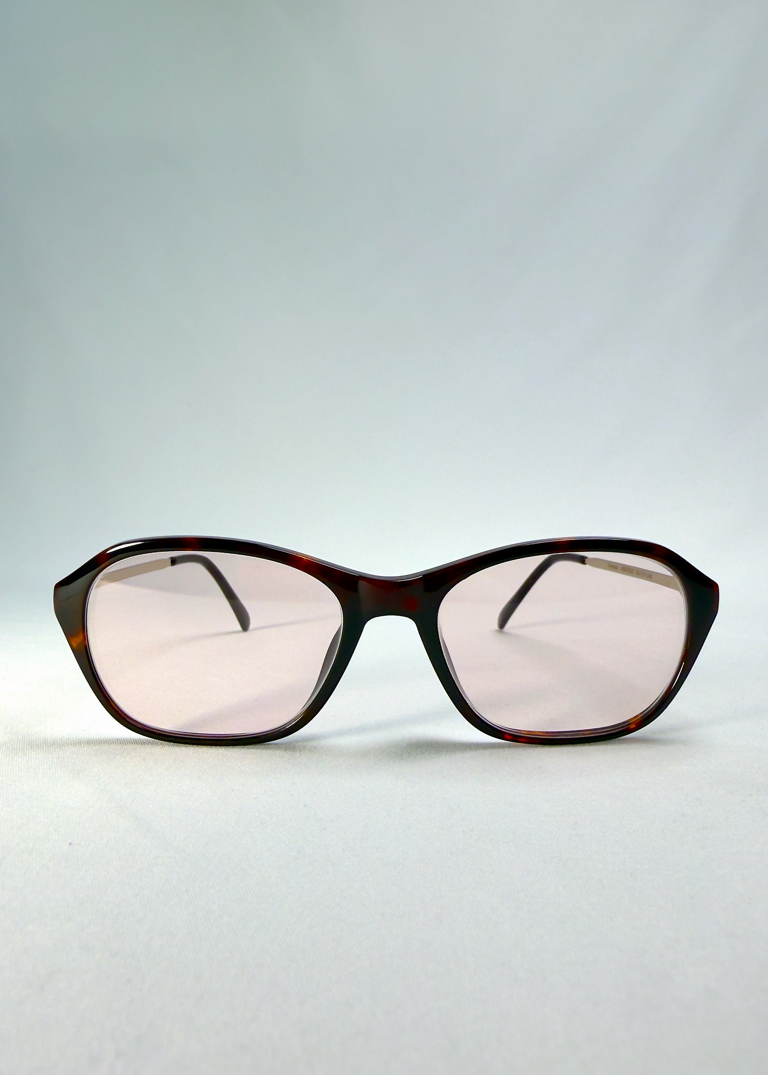 Front view of Ravynor Softint sunglasses in Burnt Amber featuring tortoiseshell rectangular frame and rose-brown Softint lenses.