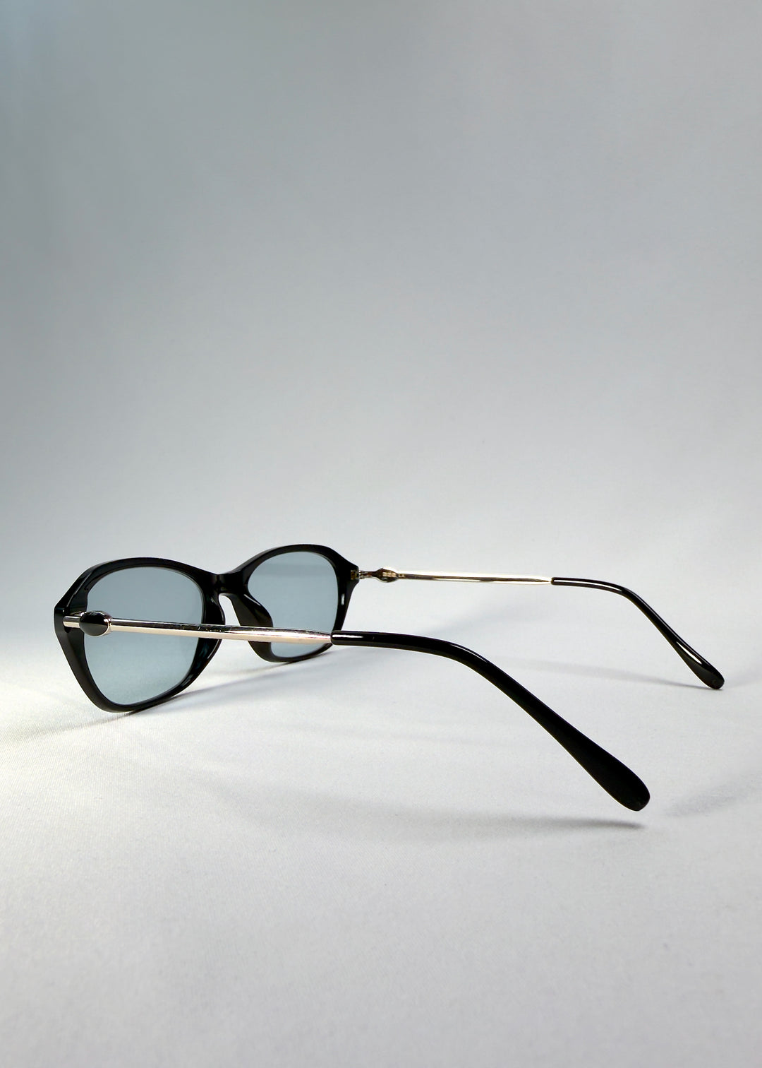 Side-temple view of Ravynor Softint sunglasses in Noir Alloy showing silver temple arms and hinge structure.