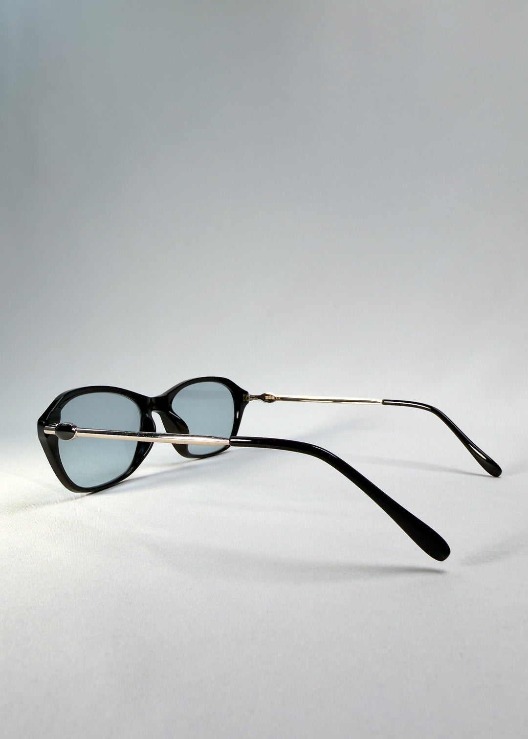 Side-temple view of Ravynor Softint sunglasses in Noir Alloy showing silver temple arms and hinge structure. 