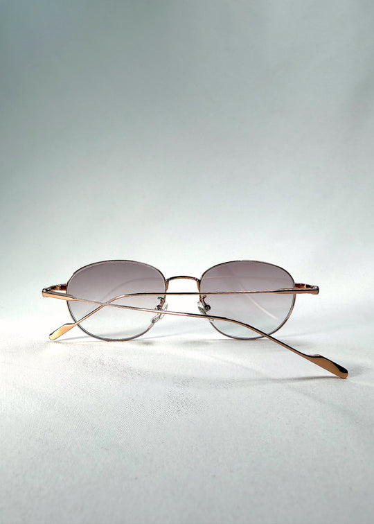 Folded-angle view of Solen Softint sunglasses in Dawnveil, showing the slim metal structure and lilac-grey lenses. 
