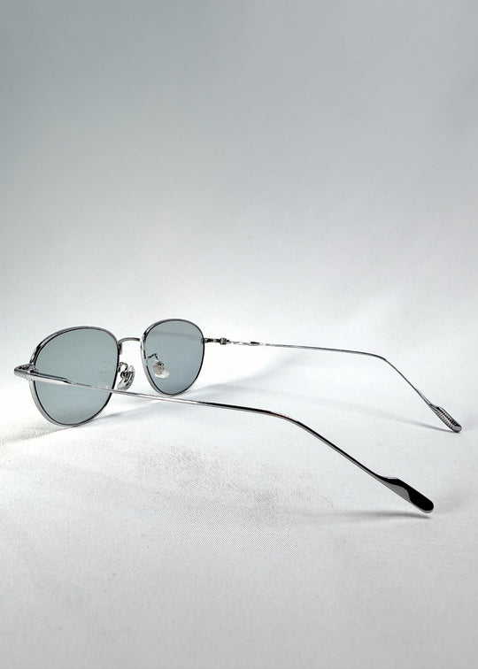 Three-quarter view of Solen Softint sunglasses in Moonveil capturing reflective silver tone and pale grey tint.