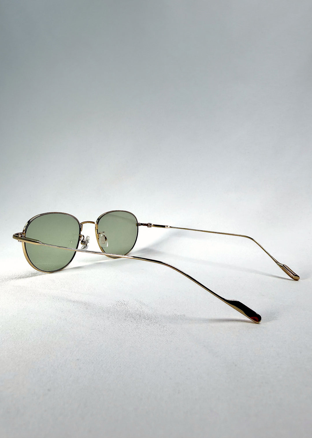 Back-angle view of Solen Softint sunglasses in Sunveil highlighting slim titanium temples and clear nose pads.