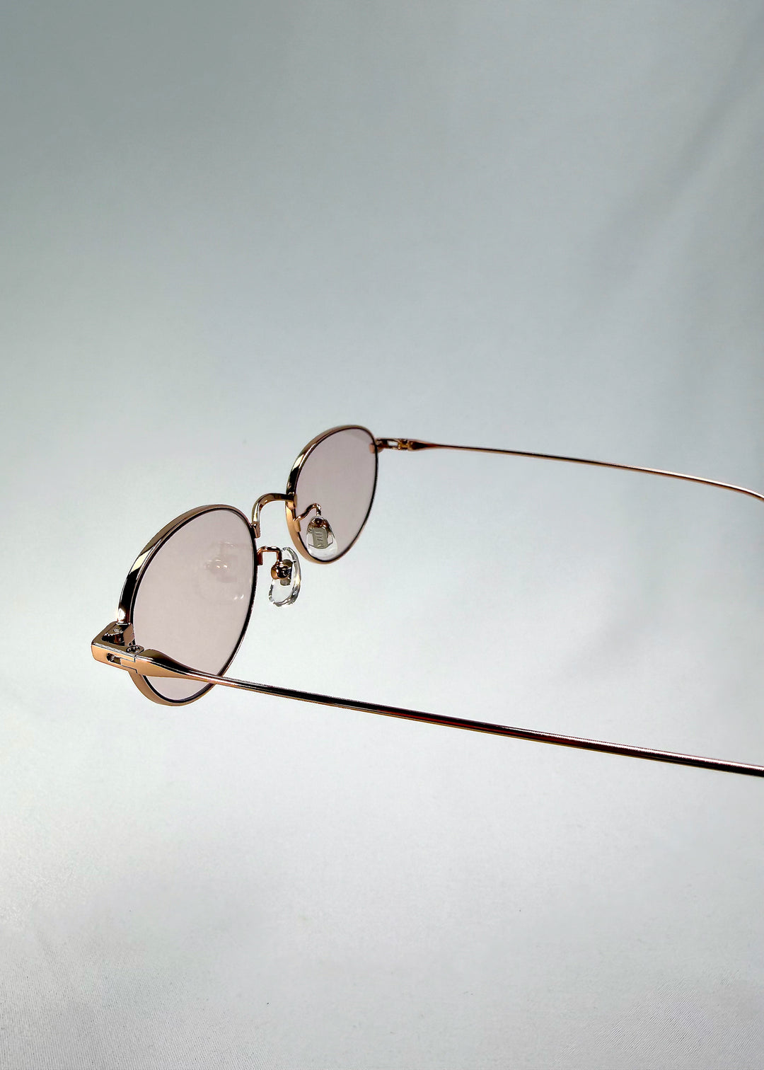  Close-up of Vanta Arc Softint sunglasses in Duskgold highlighting hinge detail and Softint lens tint.