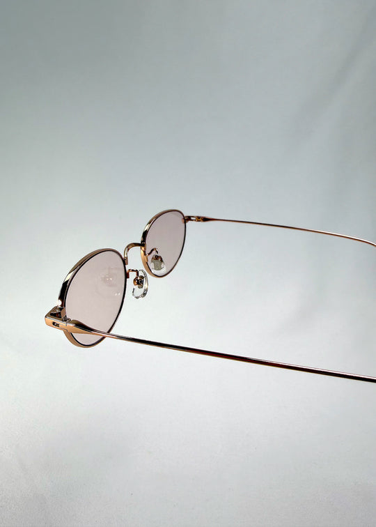  Close-up of Vanta Arc Softint sunglasses in Duskgold highlighting hinge detail and Softint lens tint.