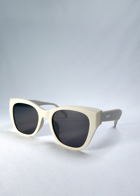 Left front-angle view of Veyron in Pale Mirage, highlighting the bold cat-eye silhouette and softly curved browline. 
