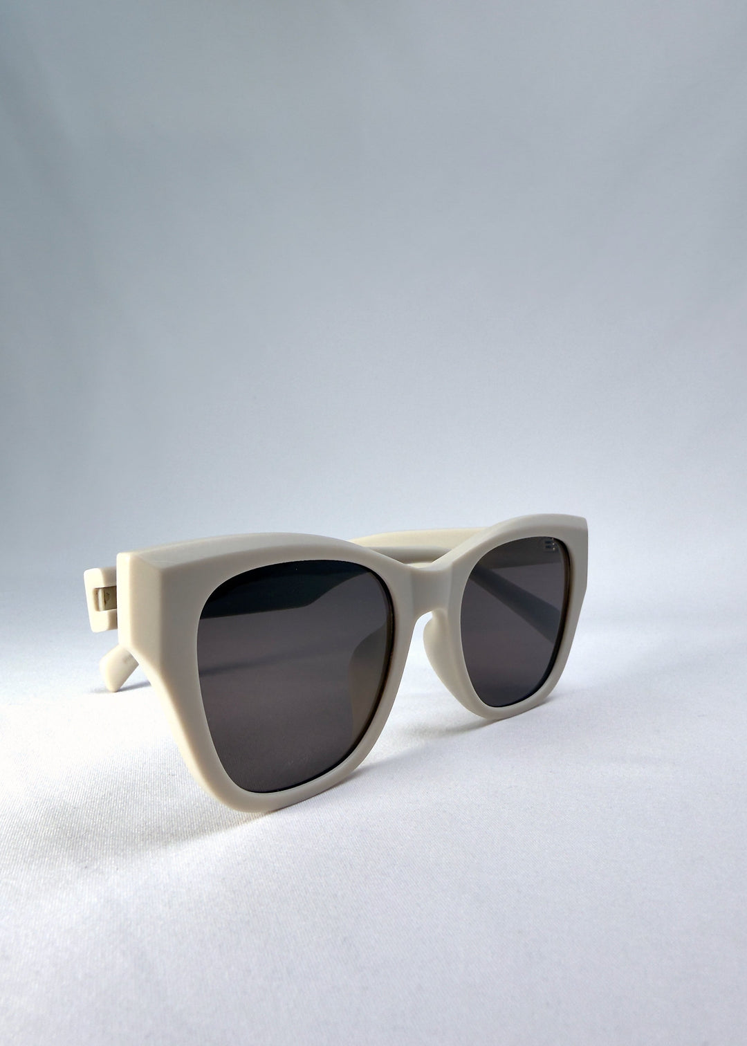 Right front-angle view of Veyron in Pale Mirage, showing the upswept outer corners of the cat-eye frame and the depth of the matte ivory acetate. 